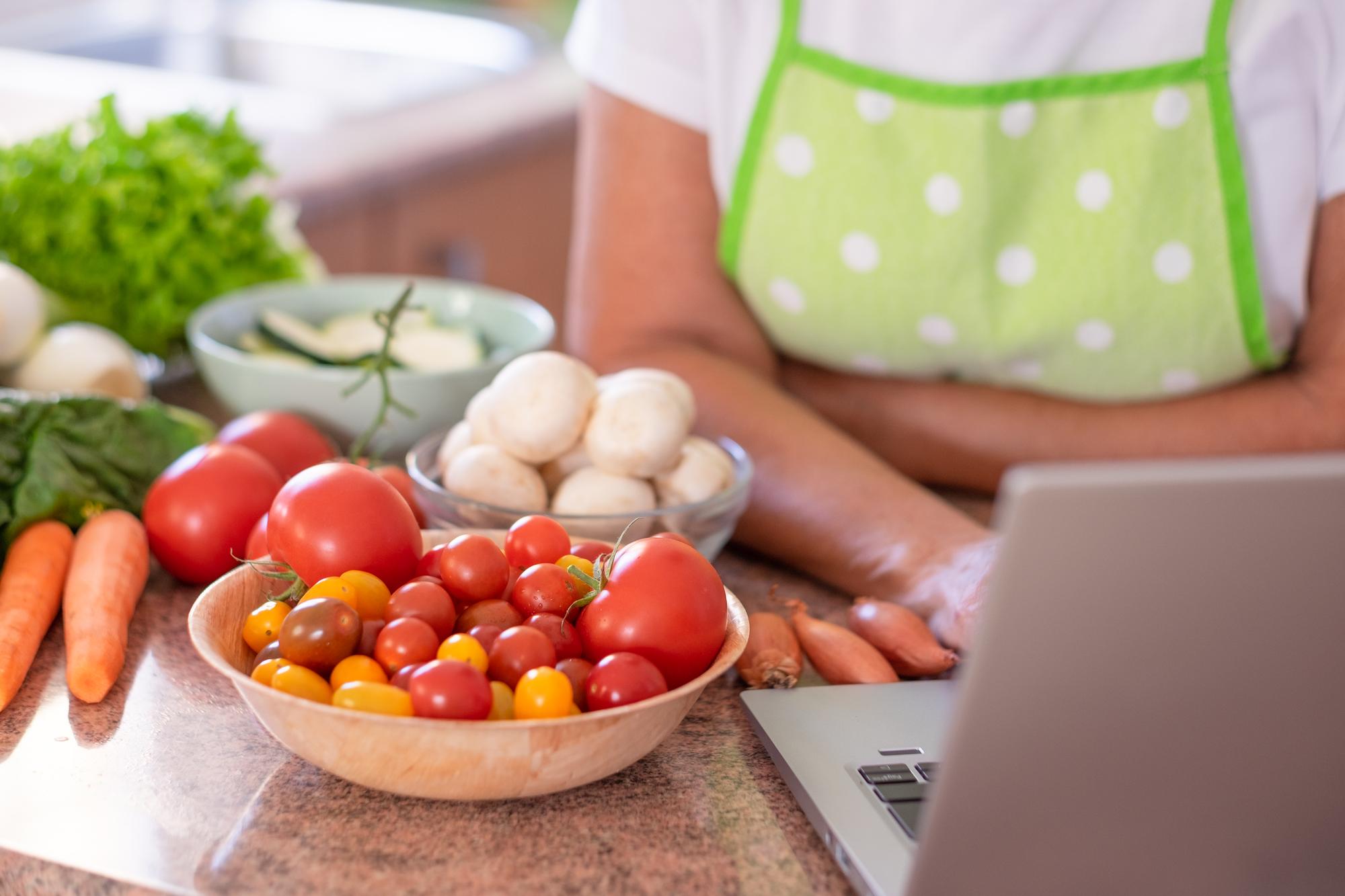 Banco cucina con ingredienti freschi locali